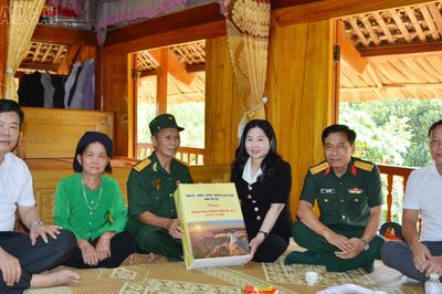 Đồng chí Vũ Thị Hiền Hạnh - Phó Chủ tịch UBND tỉnh thăm, tặng quà gia đình chính sách xã Nghĩa Đô