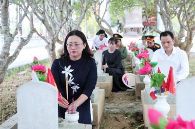 Phó Bí thư Tỉnh ủy Giàng Thị Dung dâng hương tưởng niệm các Anh hùng liệt sĩ tại nghĩa trang liệt sĩ Quốc tế Việt - Lào