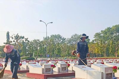 Tận tụy chăm sóc nơi an nghỉ của liệt sĩ