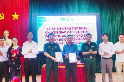 Bàn giao kết quả đánh giá chất lượng nguồn nước tuyến biên giới đất liền tỉnh Lâm Đồng