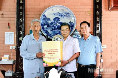 Thăm, tặng quà gia đình người có công nhân kỷ niệm 79 năm Ngày Thương binh-Liệt sĩ
