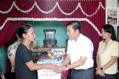 Đồng chí Chủ tịch UBND tỉnh thăm, tặng quà người có công với cách mạng