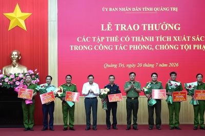 Trao thưởng các tập thể có thành tích xuất sắc trong công tác phòng, chống tội phạm