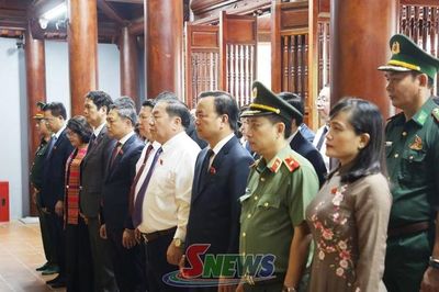 Đại biểu HĐND tỉnh dâng hương Đền thờ Bác Hồ và viếng Nghĩa trang Liệt sĩ Nhà tù Sơn La