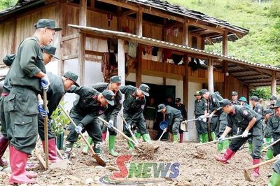 Cảnh sát cơ động giúp dân khắc phục hậu quả mưa lũ