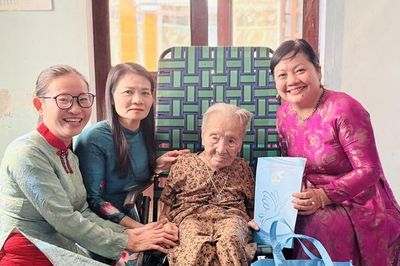Tri ân các Bà mẹ Việt Nam anh hùng và nữ chiến sĩ Tiểu đội 11 Cô gái Sông Hương