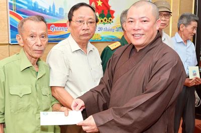 Thanh Hóa: Ban Quản trị chùa Khánh Quang trao quà tri ân nhân kỷ niệm Ngày Thương binh - Liệt sĩ