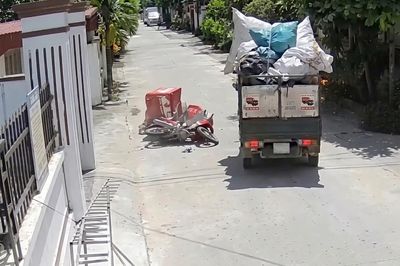 Ra khỏi ngõ không quan sát, xe máy lĩnh trọn cú tông của xe tải