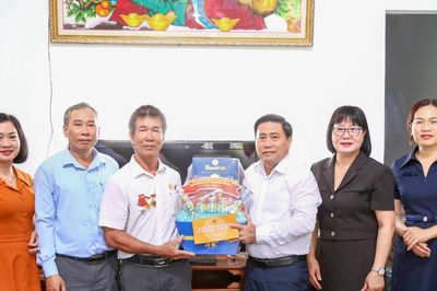 Khánh Hòa: Chủ tịch HĐND tỉnh Lâm Đông thăm, tặng quà thương binh tiêu biểu tại phường Nam Nha Trang