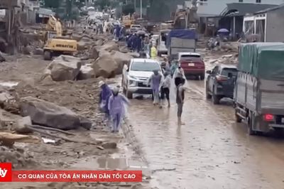 Thông tuyến tạm thời Quốc lộ 32 qua vùng lũ Mường Than