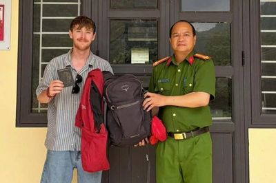 Du khách Anh viết thư cảm ơn sau khi được chiếc ba lô thất lạc