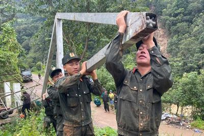 Cảnh sát cơ động giúp dân vùng lũ Sơn La