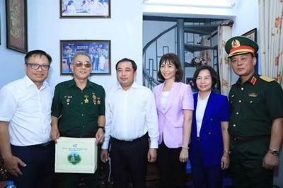 Bí thư Thành ủy Hà Nội Trần Đức Thắng thăm, tặng quà các thương binh tiêu biểu phường Hoàn Kiếm