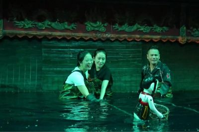 Bí mật sau tấm mành thủy đình