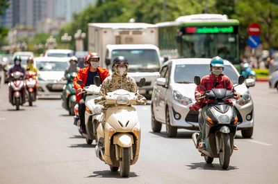 Hà Nội trời oi nóng, đề phòng mưa dông bất chợt