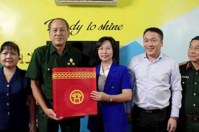 Chủ tịch MTTQ Việt Nam thành phố Hà Nội thăm, tặng quà gia đình người có công