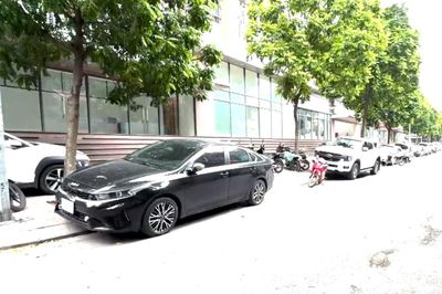 Bất cập dừng đỗ ô tô trước tòa C1 Thành Công