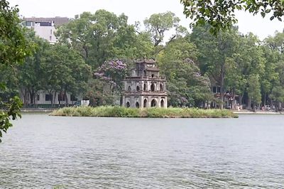 Hồ Gươm - 'Đất lành chim đậu'