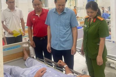 Bí thư Đảng ủy phường Thục Phán Vũ Đình Quang thăm, động viên các nạn nhân vụ tai nạn ngạt khí tại tổ dân phố Hạnh Phúc
