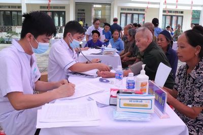Bệnh viện Y học cổ truyền khám bệnh, cấp phát thuốc miễn phí cho 450 người dân tại xã Minh Khai và Kim Đồng