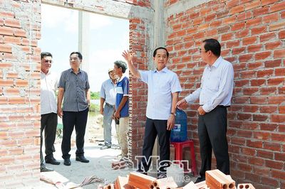 Kiểm tra tiến độ xây dựng nhà cho hộ dân khó khăn