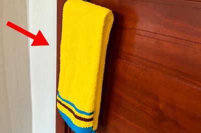 Tại sao bạn nên treo khăn ướt trên tay nắm cửa khi vừa nhận phòng khách sạn?
