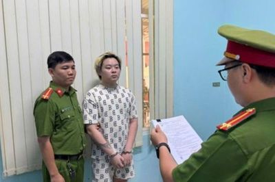 'Thiếu gia phông bạt' sinh năm 2006 giăng bẫy tình, lừa cô gái trẻ lấy iPhone 17 Pro Max