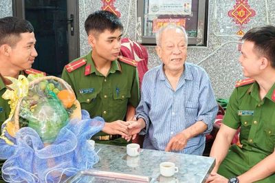 Chuyện xúc động về cụ ông 87 tuổi gần 60 năm thờ cúng em trai liệt sĩ