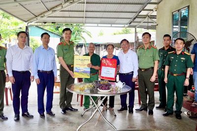 Những phần quà nghĩa tình gửi tới các gia đình chính sách, người có công với cách mạng