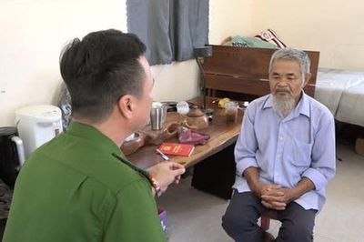 Cho rằng bạn xúc phạm mẹ, người đàn ông 65 tuổi dùng dao gây án mạng