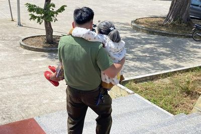 Hành động ấm áp của cán bộ công an với người dân đi lại khó khăn