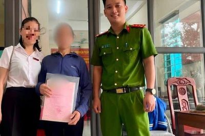 Người phụ nữ 51 tuổi mang sổ đỏ đi vay 100 triệu đồng để nhận 'món quà 800.000 USD'