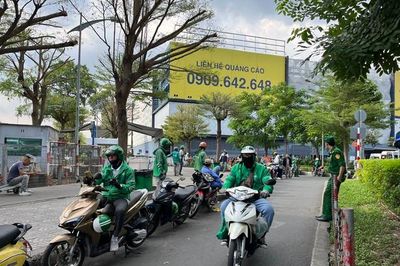 Xe ôm công nghệ 'pha-ke' vây kín lối vào sân bay Tân Sơn Nhất