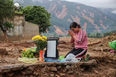 Lập bàn thờ tạm trên nền nhà sau lũ quét kinh hoàng, mòn mỏi chờ người thân trở về