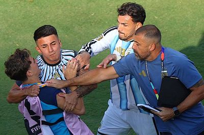 Đồng đội Messi cay cú đánh đối thủ, hết trận vẫn nhận thẻ đỏ
