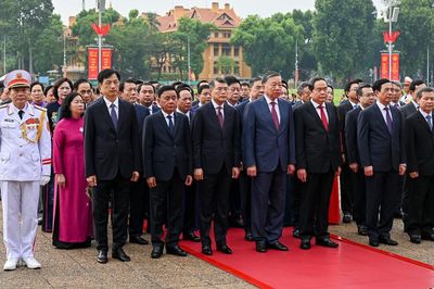 Ban Chấp hành Trung ương Đảng vào Lăng viếng Chủ tịch Hồ Chí Minh