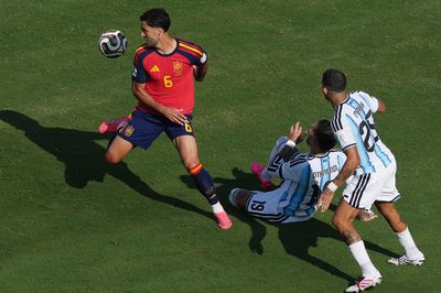 Argentina thoát bàn thua, trọng tài lại gây tranh cãi