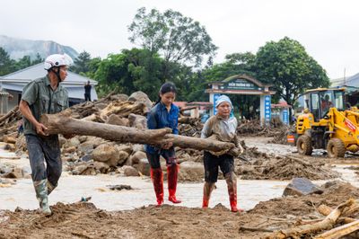 Những bàn tay không để hy vọng bị vùi lấp sau lũ dữ ở Mường Than