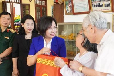 Lãnh đạo MTTQ Việt Nam thành phố Hà Nội tặng quà gia đình chính sách tại xã Sóc Sơn