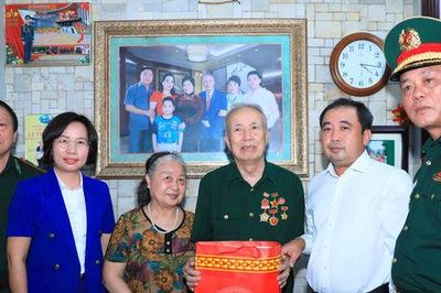 Bí thư Thành ủy Hà Nội Trần Đức Thắng thăm, tặng quà các thương binh tiêu biểu phường Hoàn Kiếm