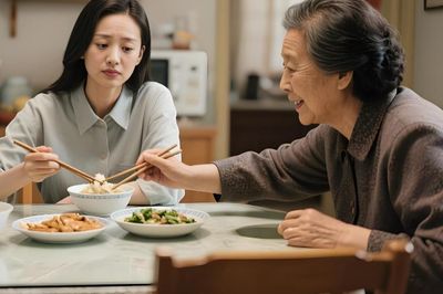 Bố mẹ nói lên chơi vài ngày nhưng ở cả tháng không về, mãi đến ngày cuối mới chịu thú nhận một sự thật khiến tôi chết lặng