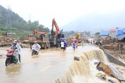 Nguy hiểm khi du lịch mùa mưa bão, du khách suýt bị lũ cuốn trôi
