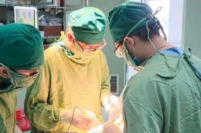 Cứu sống sản phụ sốc mất máu do vỡ thai góc sừng tử cung ở tuần 21