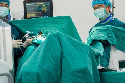 Đừng để người cao tuổi phải sống chung với những cơn đau lưng vì xẹp đốt sống