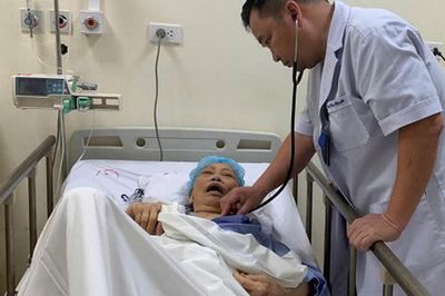 Thay van hai lá qua đường ống thông kết hợp can thiệp mạch vành cứu sống cụ bà 84 tuổi bị sốc tim