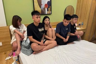 Nhóm 'nam thanh nữ tú' bay lắc trong căn hộ chung cư cùng lượng lớn ma túy
