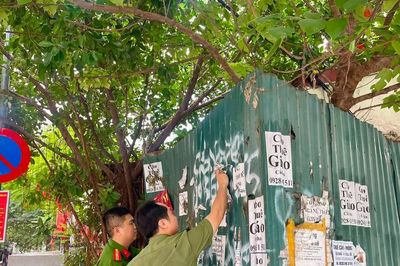 Xử phạt vi phạm hành chính 18 trường hợp dán quảng cáo sai quy định