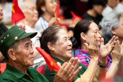 Phim tài liệu Cách mạng hướng tới chiếu trong trường học