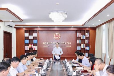 Bảo đảm cung ứng đủ sách giáo khoa trước năm học mới
