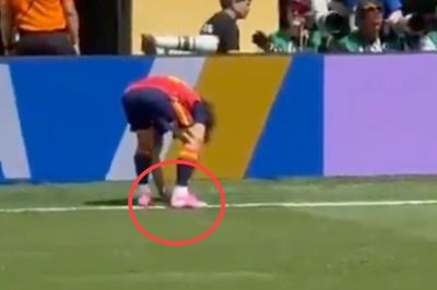 Khoảnh khắc Cucurella 'làm phép' trước chung kết World Cup 2026